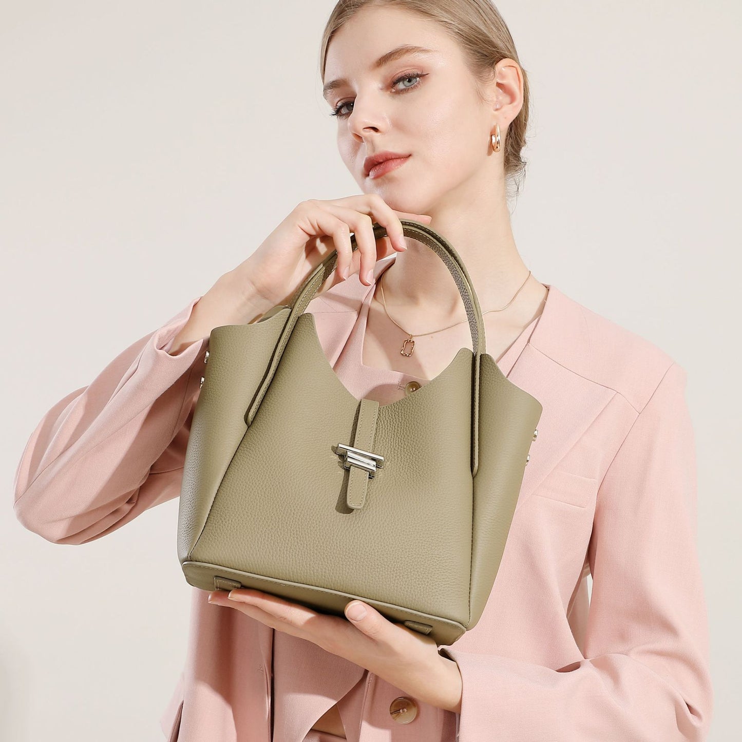 2025 spring and summer new leather women's bags, daily commuting handbags, fashion wind chimes, diagonal span vegetable basket bags